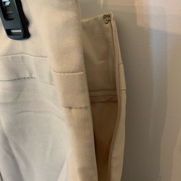 Beige APT.9 cotton blend pencil skirt. Size 8
B5 - Picture 5 of 5